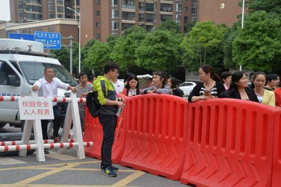 考场外学生家长