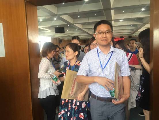 监考老师领取考卷