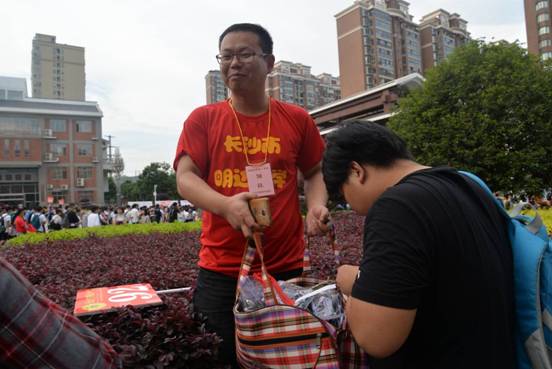 领队老师为考生保管相关物品