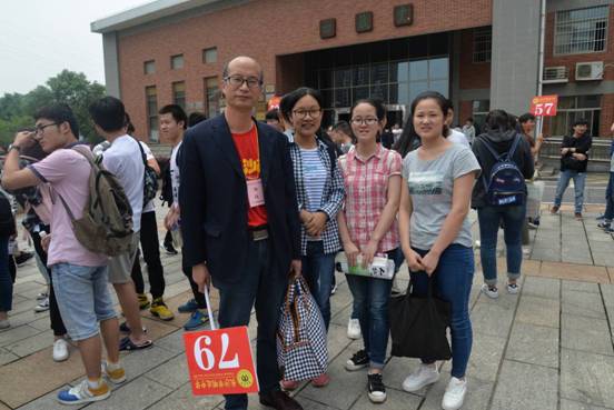 第一场考试下考后送考老师与同学们