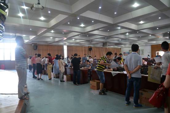 验卷组有条不紊地组织验卷工作