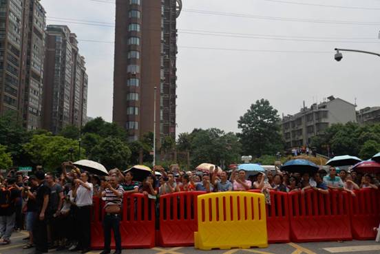 下考后迎接孩子们的家长们