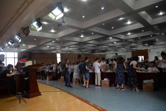 考试结束后验卷组做最后清点工作