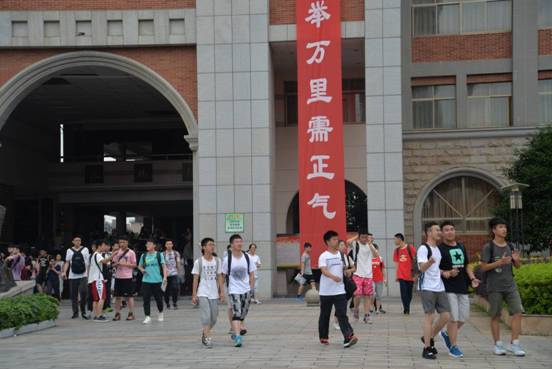 下考后的轻松姿态