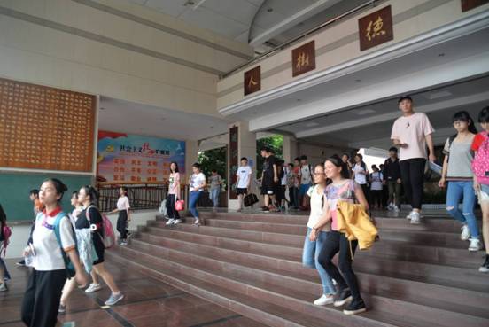 下考后的满面笑容