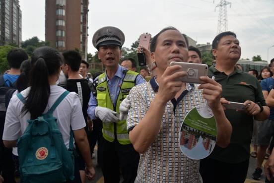 交警有序组织离开考点