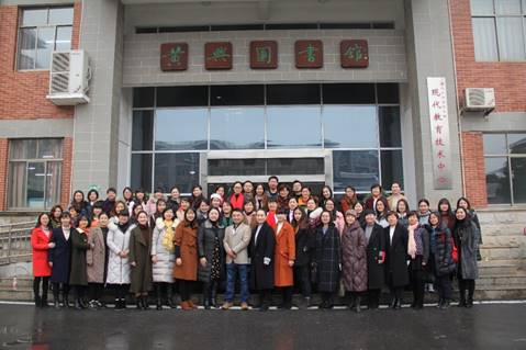 图片包含 建筑物, 人员, 户外, 道路
已生成极高可信度的说明