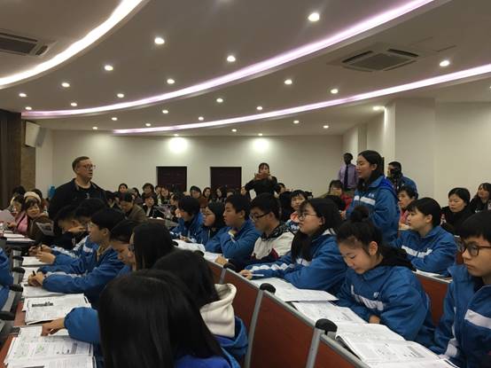 图片包含 天花板, 室内, 人员, 墙壁
已生成极高可信度的说明