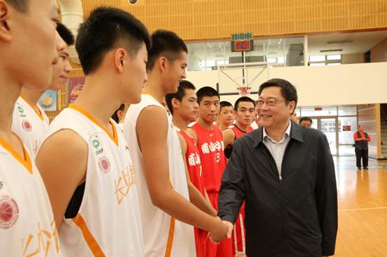 说明: 2014年9月19日上午，“长沙明德中学回访台湾”篮球赛在新北市南山中学举办。自2012年在湖南省举办了“明德?南山杯”海峡两岸高中男子篮球邀请赛暨校际交流活动后，明德中学与台湾南山中学、宜兰高中等多所学校交流互动频繁，台湾多所高中学校希望明德中学能来台切磋球技。湖南省省长杜家毫为比赛开球.JPG