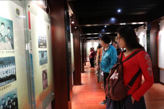 说明: E:\2018年上\新闻报道\龙璋等后人来学校参加校庆\2N0A6617.JPG