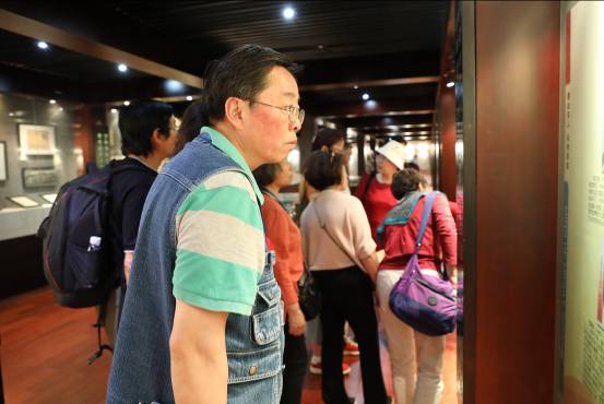 说明: E:\2018年上\新闻报道\龙璋等后人来学校参加校庆\2N0A6618.JPG