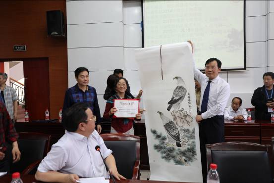 说明: E:\2018年上\新闻报道\龙璋等后人来学校参加校庆\2N0A6731.JPG