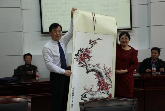 说明: E:\2018年上\新闻报道\龙璋等后人来学校参加校庆\2N0A6771.JPG