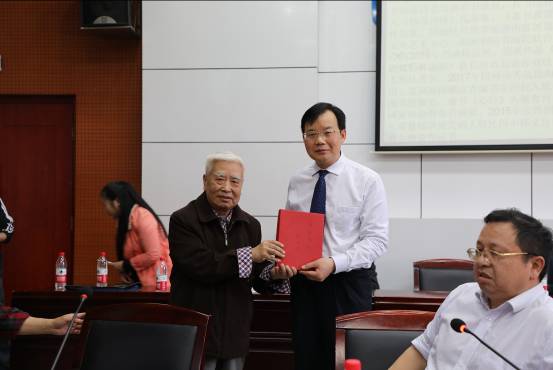 说明: E:\2018年上\新闻报道\龙璋等后人来学校参加校庆\2N0A6794.JPG