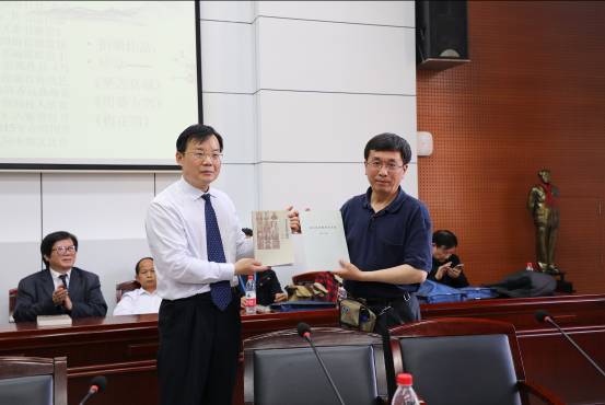 说明: E:\2018年上\新闻报道\龙璋等后人来学校参加校庆\2N0A6782.JPG