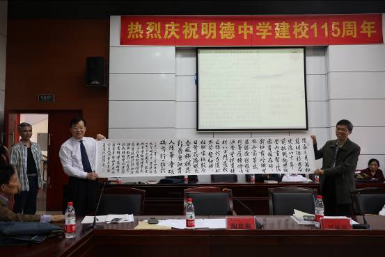 说明: E:\2018年上\新闻报道\龙璋等后人来学校参加校庆\2N0A6807.JPG