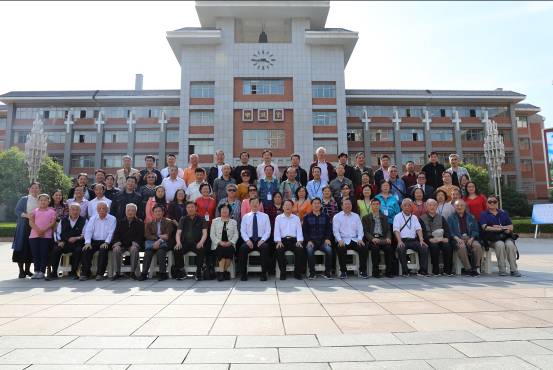 说明: E:\2018年上\新闻报道\龙璋等后人来学校参加校庆\2N0A6829.JPG