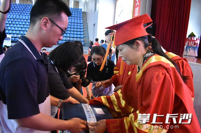 说明: https://www.icswb.com/upload/2/2018/document_news/sub_103/102257/2018/06/20180609/document_news_content_5b1bb88fd904a_watermark1.jpg