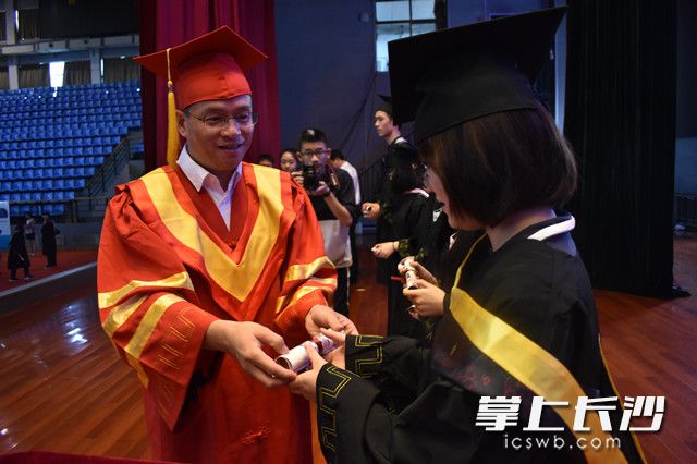 说明: https://www.icswb.com/upload/2/2018/document_news/sub_103/102257/2018/06/20180609/document_news_content_5b1bb8a9e5b74_watermark1.jpg