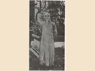 1935年胡子靖先生在明德中学住宅前留影