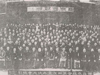 1938年胡子靖先生在重庆参加国民参政会与宋庆龄、张澜等人合影（前排右起第五人为胡子靖)