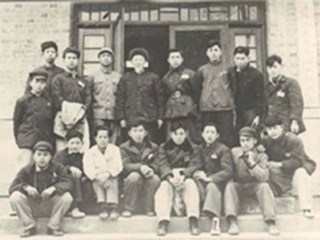 五四年部分侨生参观韶山与毛月秋老人合影