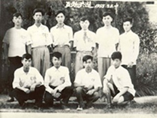 初51班班干欢送班主任卢老师留影(1955年于三中)