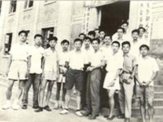 五七年参加升高中考试的三中归侨学生合影