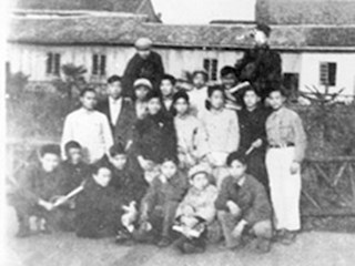 明德校园合影留纪念