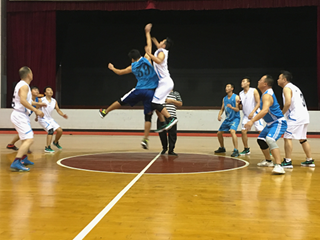 以球会友，其乐融融——我校与雅礼中学举行教职工篮球赛