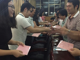 青蓝结对传薪火，师徒携手促成长——明德中学青年教师学习学校举行2016年师徒结对仪式