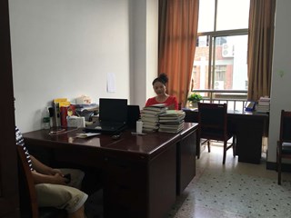 净化办公环境，营造温馨家园——我校工会进行开学办公室卫生检查评比