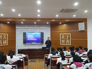 一场别开生面、趣味横生的讲座——电子科技大学物理学教授刘艺莅临我校讲座
