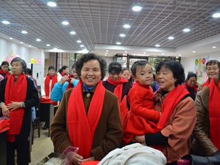 潇湘晨报特别报道我校：用义卖款给老人们购冬日礼物