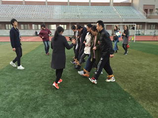 健康运动展课下神采——记明德中学教职工趣味运动会