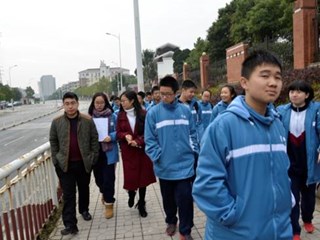 冬日暖阳显温情，明德学子聚爱心——记“让我们的生活充满阳光”豹子岭社区志愿服务活动