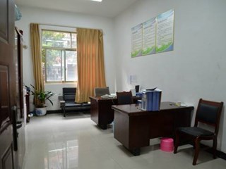 营造文明卫生工作环境一一我校工会开展全校办公处室卫生大检查