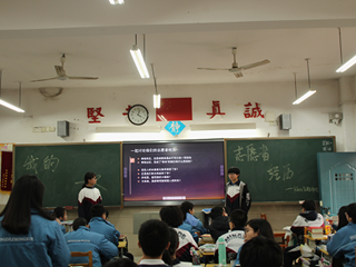 赠人玫瑰，手留余香——“我的一次志愿者经历”主题班会