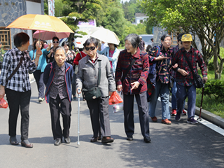 我校组织退休教师开展春游活动
