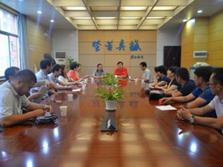 民族团结一家亲——新疆吐鲁番市实验中学吴文艺校长一行来我校访问交流