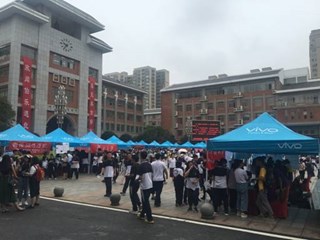 北大、清华等70余所高校在明德中学举办 2017届高校招生咨询会