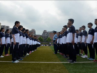 青春汗水凝意志  军训学子展风采——记军训第二天