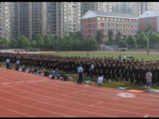 激情飞扬军训场　热血青春拔河赛——记军训第三天