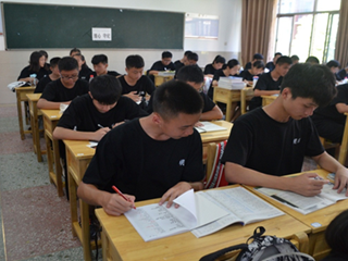 军训苦与乐，青春最美丽——记军训生活第五日