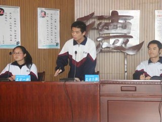 群雄舌战展雄风 争锋相对辩天下——记明德中学第十一届高新辩论赛精英决赛