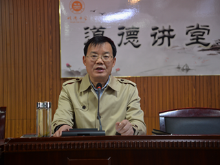 明德中学集中学习十九大报告