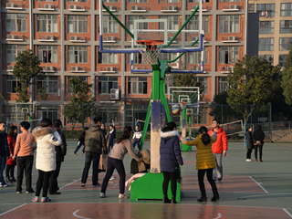 阳光灿烂，运动暖心——我校举行2017年教职工篮球趣味运动会