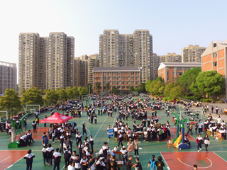 点滴爱心，点滴奉献，点滴幸?！敲鞯轮醒?018年“同在一片蓝天，传承雷锋精神”爱心义卖