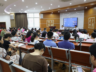 家校聚合力  携手创辉煌-------我校召开2019届新高三第一次家长学校培训大会