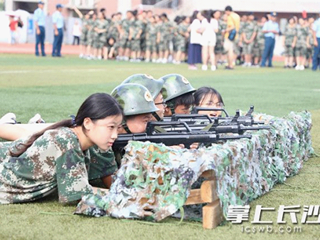 《长沙晚报》特别报道：明德新生军训 上好开学第一课